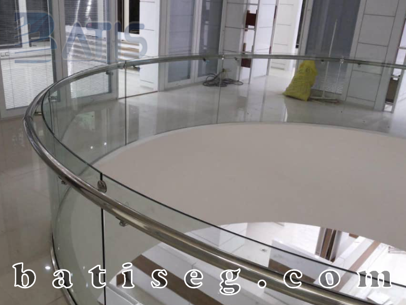 اجرای هندریل شیشه ای پروژه فدک مال توسط تیم اسکان گستر باتیس