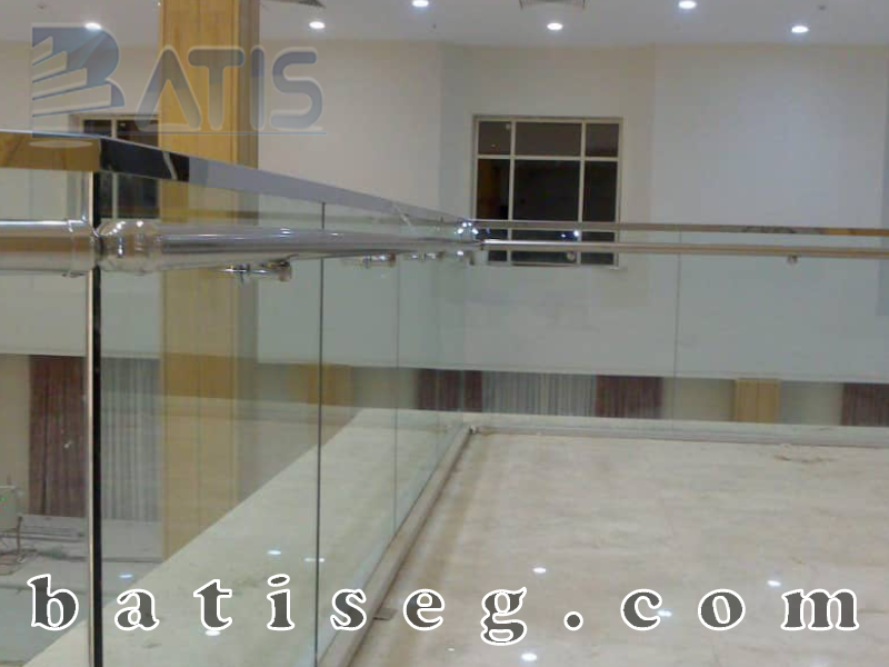 اجرای هندریل شیشه ای پروژه فدک مال توسط تیم اسکان گستر باتیس
