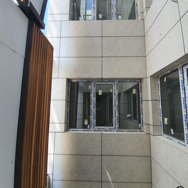 اجرای نمای سرامیک پروژه رویان دارو توسط تیم اسکان گستر باتیس