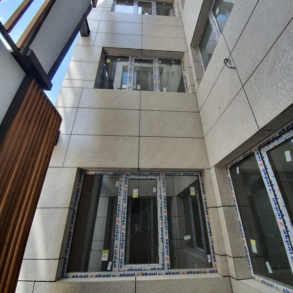 اجرای نمای سرامیک پروژه رویان دارو توسط تیم اسکان گستر باتیس