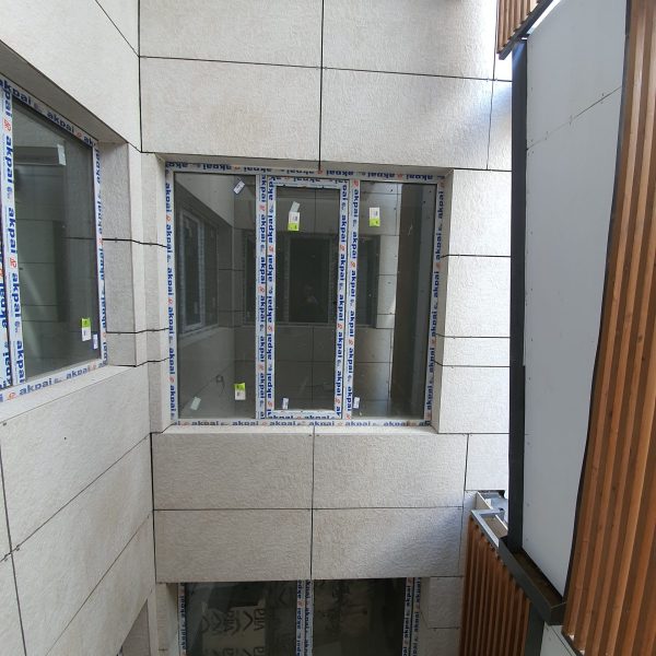 اجرای نمای سرامیک پروژه رویان دارو توسط تیم اسکان گستر باتیس