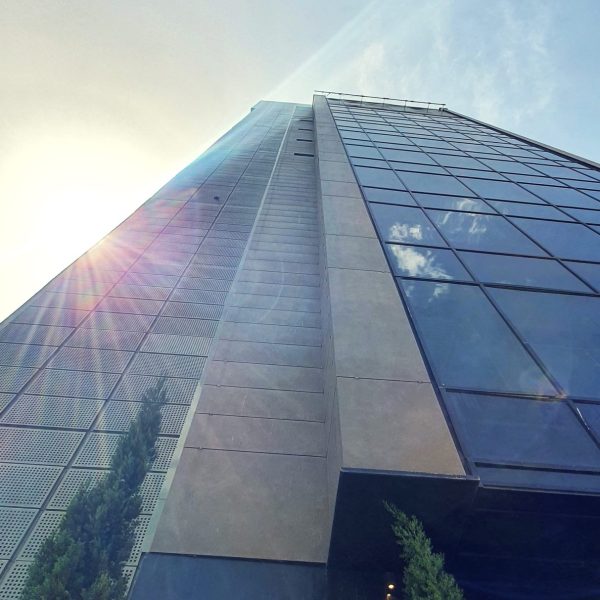 اجرای نمای سرامیک پروژه آذران توسط تیم اسکان گستر باتیس