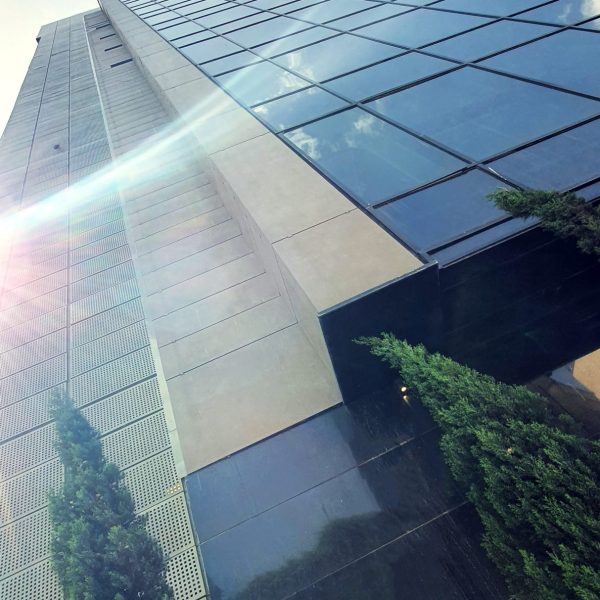 اجرای نمای سرامیک پروژه آذران توسط تیم اسکان گستر باتیس