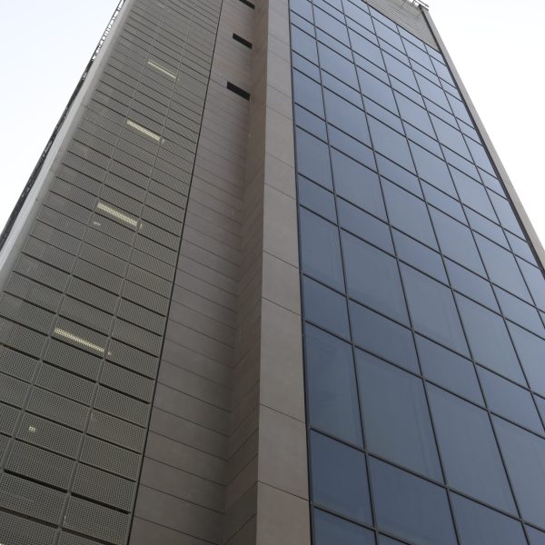 اجرای نمای سرامیک پروژه آذران توسط تیم اسکان گستر باتیس